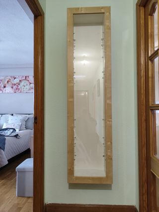 Estantería de pared acristalada