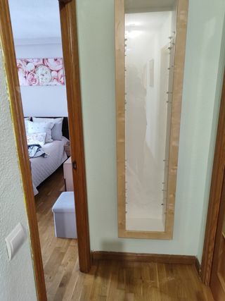 Estantería de pared acristalada