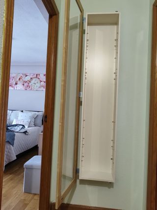 Estantería de pared acristalada