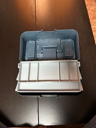 Caja de pesca azul con compartimentos