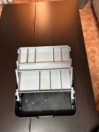 Caja de pesca azul con compartimentos