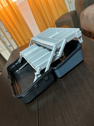 Caja de pesca azul con compartimentos