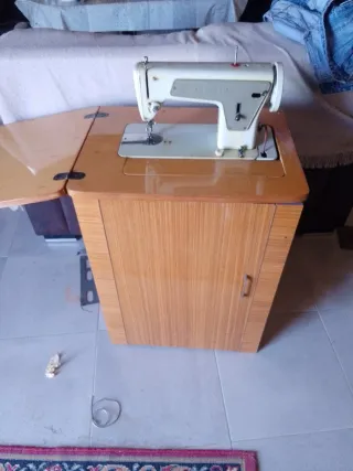 Máquina de coser antigua de madera y metal