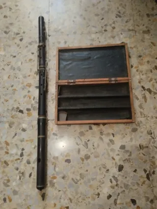 Flauta travesera antigua de madera