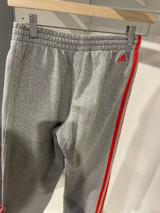 Pantalones Adidas grises con detalles rojos
