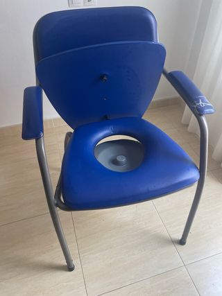 Silla azul WC con inodoro y con brazos en Chipiona