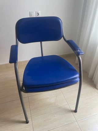 Silla azul WC con inodoro y con brazos en Chipiona