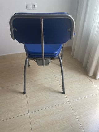 Silla azul WC con inodoro y con brazos en Chipiona