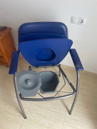 Silla azul WC con inodoro y con brazos en Chipiona