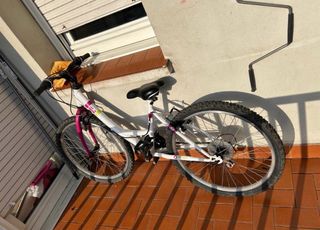 Bicicleta infantil blanca y rosa