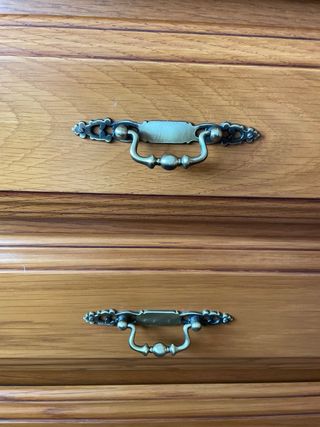 Cómoda de madera con tiradores dorados