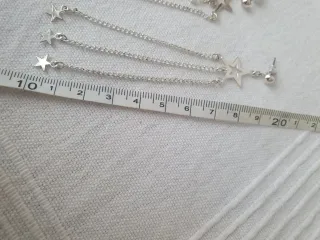 Pendientes largos con estrellas plateadas