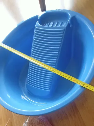 Palangana lavabo con tabla de plástico azul