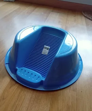 Palangana lavabo con tabla de plástico azul