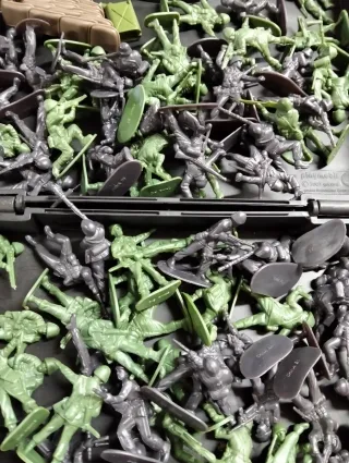 Soldatini di plastica di varie dimensioni