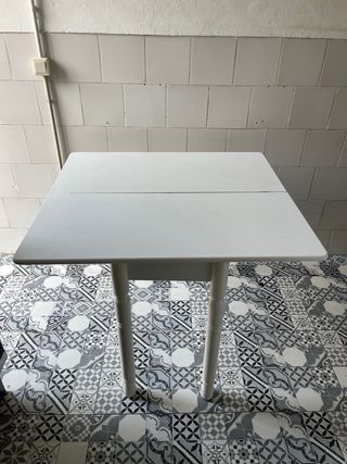 Mesa de madera blanca plegable