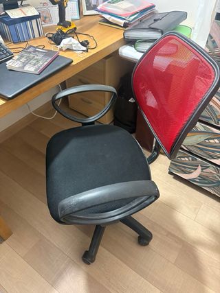 Escritorio Malm y Silla Oficina Roja