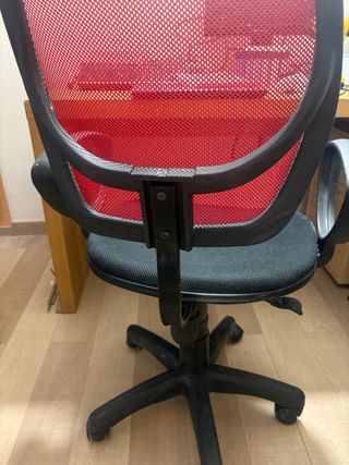 Escritorio Malm y Silla Oficina Roja