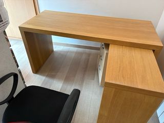 Escritorio Malm y Silla Oficina Roja