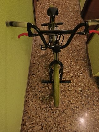 Bicicleta BMX plateada