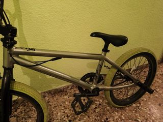 Bicicleta BMX plateada