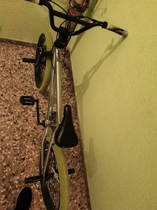 Bicicleta BMX plateada