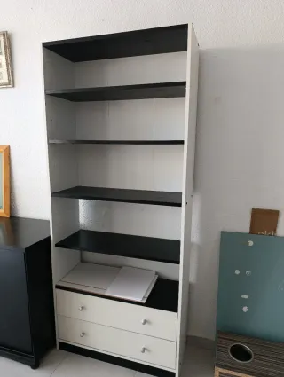 Estantería blanca y negra con cajones