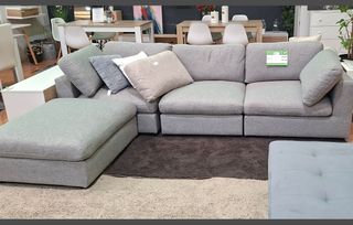 Sofá modular gris y puff