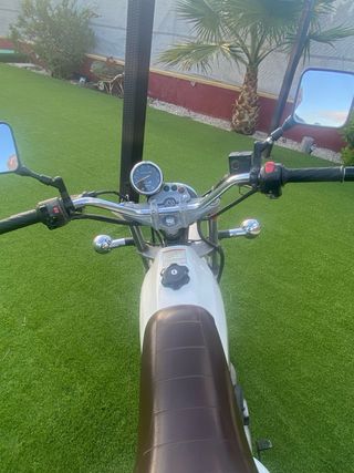 Suzuki VanVan 125 Blanca y Marron