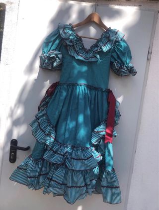 Traje de flamenca rojo y turquesa