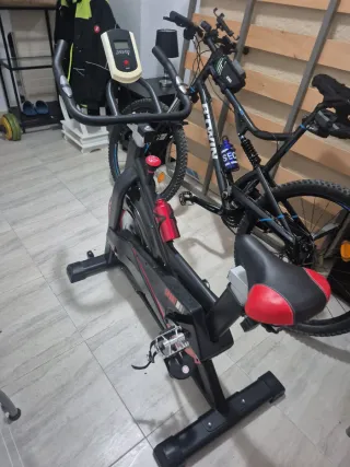 Bicicleta Estática Deportiva Negra/Roja