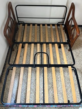 Estructura sofá cama con somier y colchones.