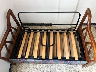 Estructura sofá cama con somier y colchones.