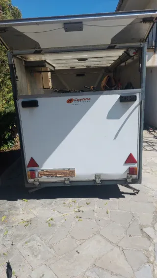 Remolque cerrado motos con depósitos agua