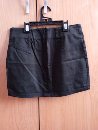 Falda Bershka negra entallada