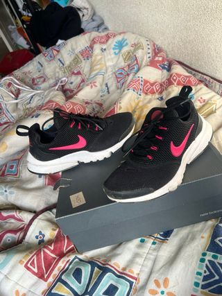 Zapatillas Nike Presto Fly Negras y Rosas