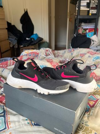 Zapatillas Nike Presto Fly Negras y Rosas