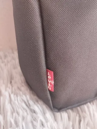 Bolso cruzado Levis negro hombre