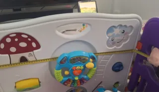 Parque infantil con puerta y volante