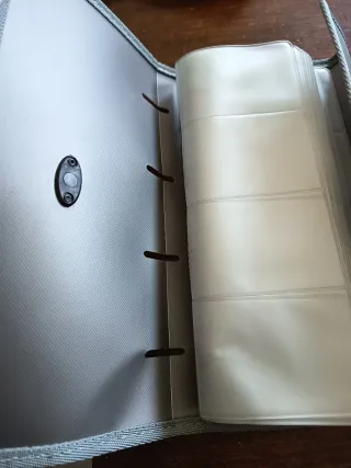 Tarjetero gris y negro