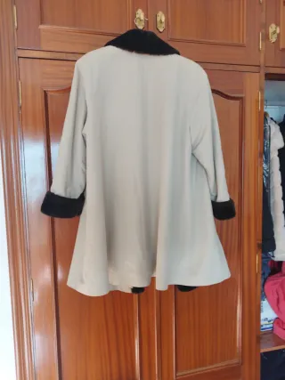 Abrigo Duvami beige con detalles marrones