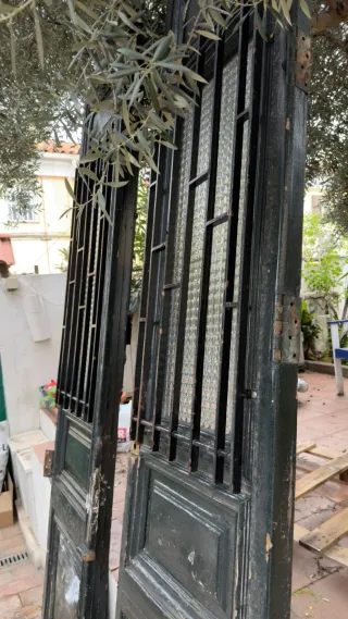 Puertas antiguas de portal con rejas