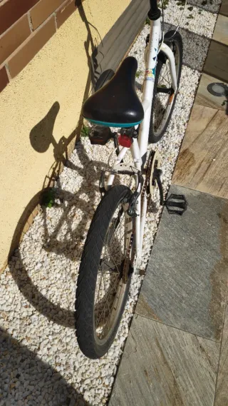Bicicleta Infantil BTWIN 20 Pulgadas color blanco.
