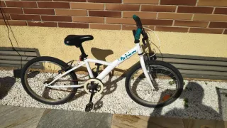 Bicicleta Infantil BTWIN 20 Pulgadas color blanco.