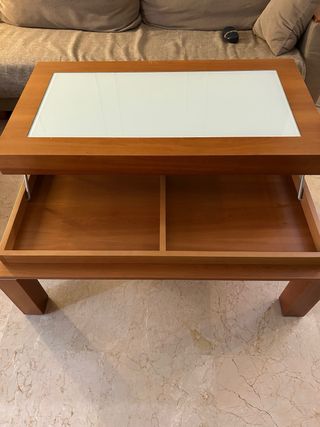 Mesa de comedor y 4 sillas de madera