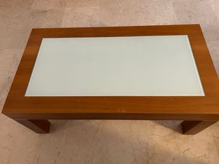 Mesa de comedor y 4 sillas de madera