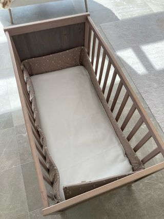 Cuna infantil con colchón y protectores