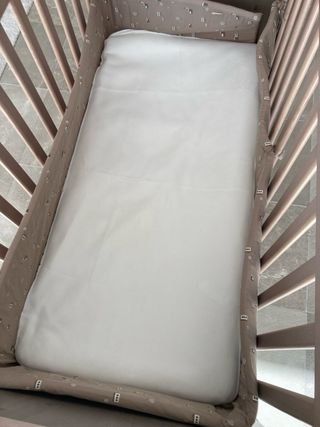 Cuna infantil con colchón y protectores