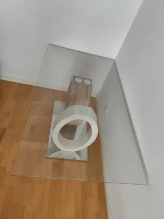 Mesa cristal y 4 sillas de cuero con funda granate