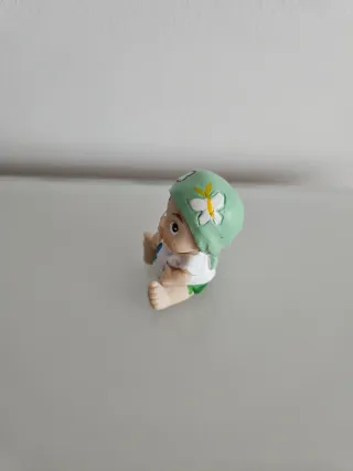 Figura bebé pelón con gorro verde